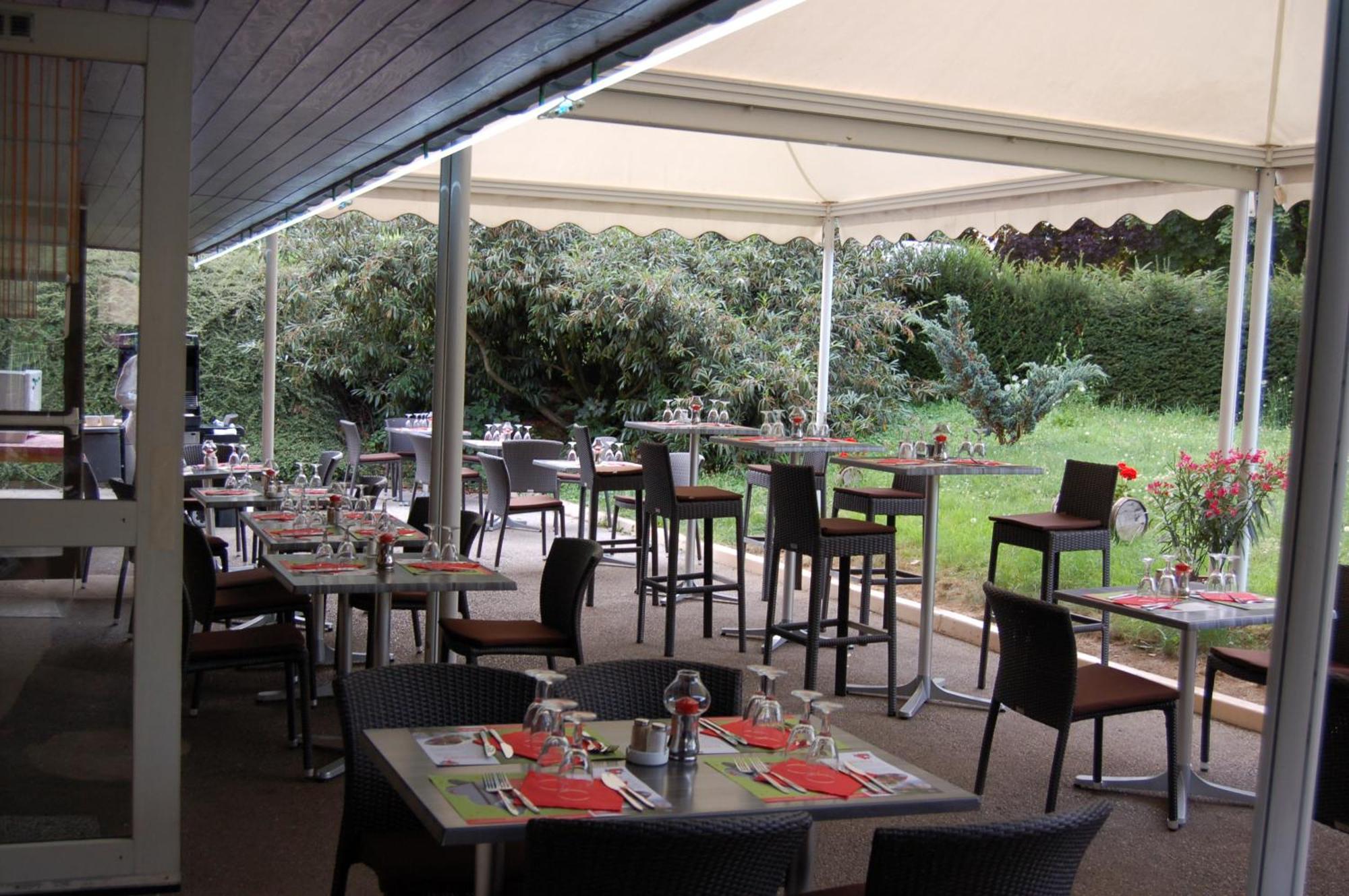 Logis Hotel Lons-Le-Saunier - Restaurant Le Grill Restoran gambar